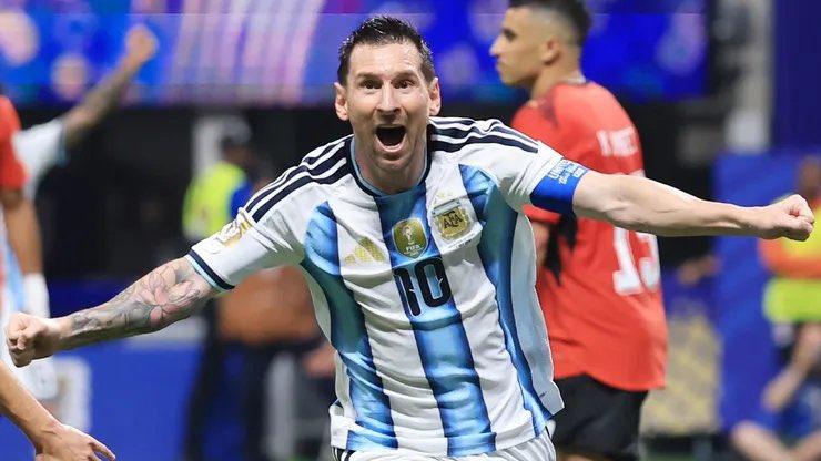 TFRHQ5's tweet photo. 🚨| Tom Holland: 

“There’s only one GOAT, and it’s Messi. Let’s not lie to ourselves, he doesn’t compete with anyone. He’s his own competition ” https://t.co/82kjSymIov