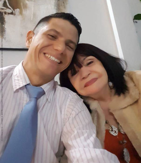 YOYOPRESS's tweet photo. 🚨 YA CUMPLIÓ SU CONDENA hace casi 11 meses.
El régimen le INVENTÓ otra causa para no soltarlo.
Ahora vive 23 HORAS al día en una celda del tamaño de un BAÑO.

Teniente Coronel Igbert Marín Chaparro.
El oficial con el promedio más alto en la historia de la Academia Militar.
Comandante del Batallón Juan Pablo Ayala.

Su “crimen”: denunciar que sus soldados pasaban hambre, sin botas y sin uniformes.

Lo detuvieron el 2 de marzo de 2018.
Lo torturaron.
Lo condenaron a 7 años y 6 meses… sin pruebas.

El 9 de septiembre de 2025 cumplió esa condena completa.

No lo liberaron.
Le fabricaron una segunda causa por “terrorismo” en una audiencia clandestina dentro de la DGCIM.
Le negaron la amnistía.

Hoy sigue en El Rodeo I.
23 horas diarias en una celda diminuta. Solo una letrina y dos ventanillas.
Casi 11 meses de una segunda prisión ilegal después de haber cumplido su pena.

Libertad inmediata para Igbert Marín Chaparro.