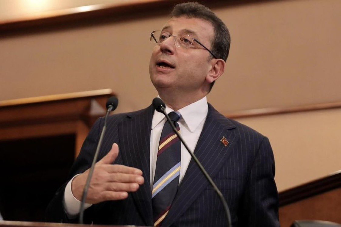 etkiIihabery's tweet photo. Ekrem İmamoğlu CHP’den AKP’ye geçenler hakkında konuştu:

“Bu eylemin bir parçası olmuş, yüzü gözü birbirine girmiş zavallıları ise nedamet gözyaşları da kurtaramayacak. 

Bu millet onları hiç affetmeyecek!

Çünkü söz de, makamlar da milletindir!

Senin olmayanı kime satıyorsun!” https://t.co/bfYexeXBXx