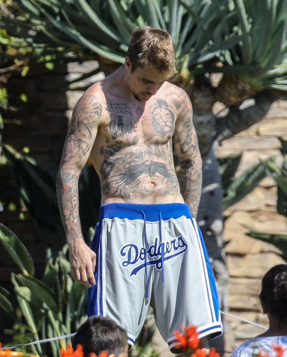 ended_everyone's tweet photo. justin bieber is so damn fine https://t.co/Aw0CV6ls75