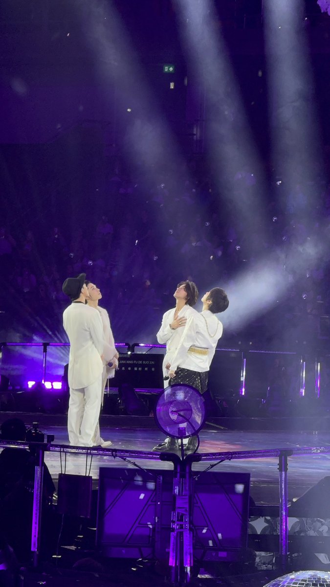 TORRESTAN's tweet photo. ดีใจที่ศิลปินที่เรารักในตอนที่เราไม่มีตังค์เพราะยังเรียนประถม มาหาเราในตอนที่เราพอไปเจอได้ มีความสุขมากจริงๆ ขอบคุณอาซิ่นที่ทำให้เกิดโปรเจคนี้ขึ้นมา 
จะเป็นความทรงจำที่ดีไปตลอดชีวิตเลย
โปรดัคชั่นอลังการสมราคาบัตร 

#F4 #Mayday
#FFOREVER1stWorldTourBKK
#FFOREVER1stWorldTour https://t.co/uVYr6bFvGM