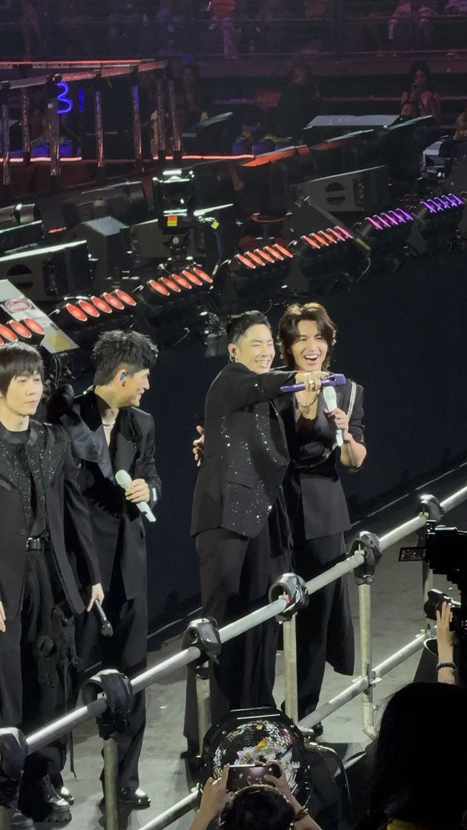 TORRESTAN's tweet photo. ดีใจที่ศิลปินที่เรารักในตอนที่เราไม่มีตังค์เพราะยังเรียนประถม มาหาเราในตอนที่เราพอไปเจอได้ มีความสุขมากจริงๆ ขอบคุณอาซิ่นที่ทำให้เกิดโปรเจคนี้ขึ้นมา 
จะเป็นความทรงจำที่ดีไปตลอดชีวิตเลย
โปรดัคชั่นอลังการสมราคาบัตร 

#F4 #Mayday
#FFOREVER1stWorldTourBKK
#FFOREVER1stWorldTour https://t.co/uVYr6bFvGM