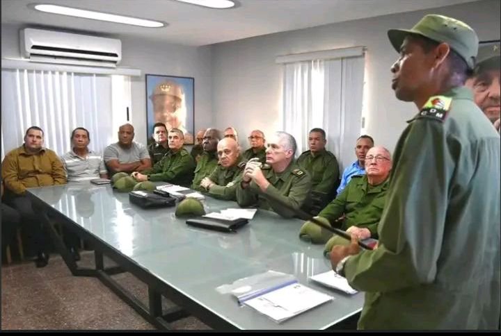 Blancoy48488239's tweet photo. Izquierda,sin "loqueo energético"sin "sanciones",buena iluminación,sala climatizada, los que mal dirigen el país en sus reuniones inútiles.
Derecha,un bebé en #Cuba sufriendo de los criminales apagones a los que somos sometidos los cubanos por culpa del sistema comunista. https://t.co/hqbbNCfP2l