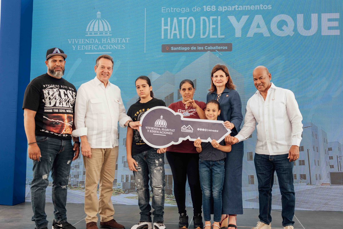 itobisono's tweet photo. Hoy entregamos 168 nuevos apartamentos de la segunda etapa del Plan Mi Vivienda Hato del Yaque, para seguir llevando tranquilidad y dignidad a las familias de Arroyo Gurabo.

Junto a la vicepresidenta @RaquelPenaVice y dando continuidad a la visión del presidente @luisabinader, seguimos convirtiendo promesas en resultados concretos. Con esta entrega ya suman 320 viviendas construidas en esta etapa.