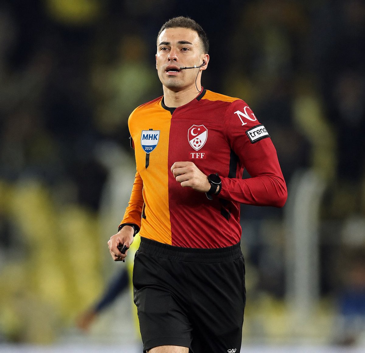 Feneristcom's tweet photo. HAZIRLIK MAÇINDA BİLE KOLLUYORLAR!

5 metreden verdiği penaltıyı, 35 metre ötedeki yan hakemin uyarısıyla iptal etti!

Yetmezmiş gibi bir de özür diledi!

Oğuzhan Çakır’ın Süper Lig’de hakemlik yapması Türk futbolu adına kara lekedir!

#Fenerbahce #sports #futbol https://t.co/lD1dqsKcGu