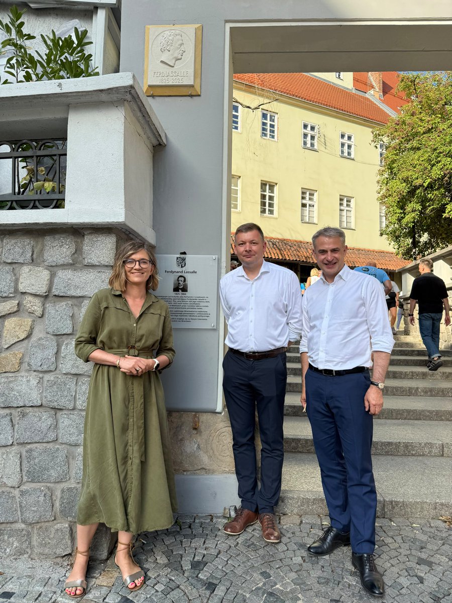 M_Syska's tweet photo. Letnia Trasa @__Lewica zakończyła się dziś w miejscu, gdzie zaczęła się socjaldemokracja. To w tym miejscu w centrum Wrocławia stał dom, w którym 201 lat temu urodził się Ferdynand Lassalle,  założyciel pierwszej partii socjaldemokratycznej. https://t.co/MJTQhFBMes
