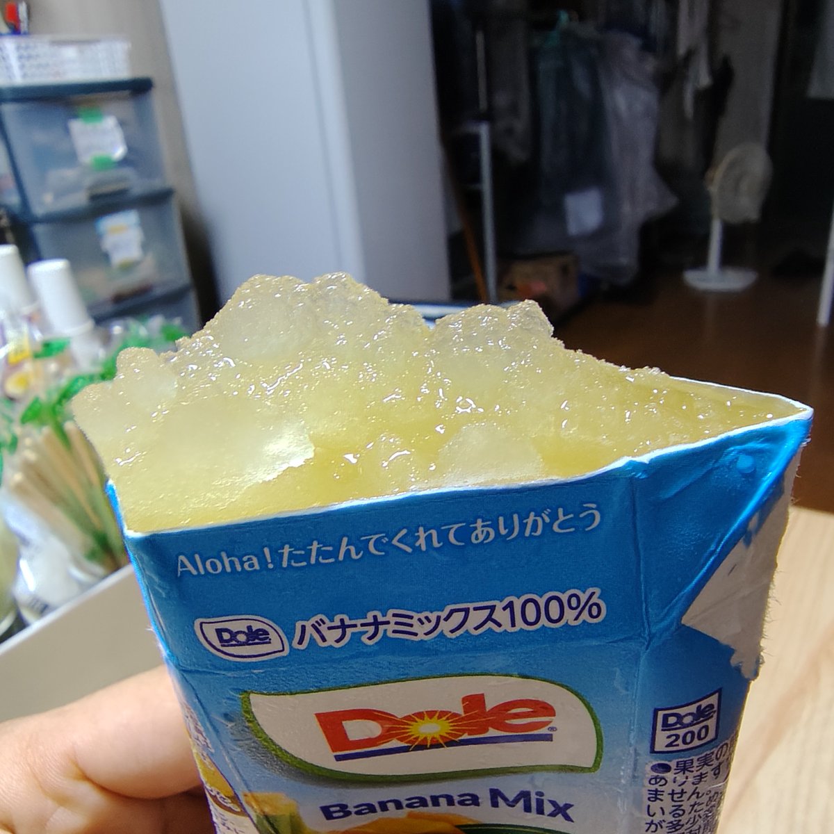 RYONX2_RETURN2's tweet photo. 〖 紙パック100％フルーツジュースシャーベット 〗
紙パック飲料を容器に移さず凍らせ、紙パックの頭と底を広げる。✂で頭を切ったら、中身をもみ押し上げながら中身を口に入れて食べる。
簡単キン冷え美味しい🙆‍♂️
カチカチの状態から冷蔵庫自然解凍6時間でやりましたが、4〜5時間がベストかな🙄？
張り付いていられるなら、凍らせながら容器を揉み様子見て、お好みの硬さで食べても良いかと☺️
500や1000mlは食べづらいから無理かも🙄💦