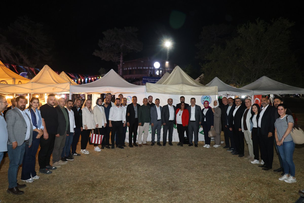 Apartigursu's tweet photo. Artvin Yusufelililer Derneği 31. Geleneksel Şenliği, yoğun katılım ve coşkulu atmosferiyle gerçekleştirildi.Şenliğe, Anahtar Parti Bursa İl Başkanı Fikret Aslan ve il yönetimi ile Anahtar Parti Gürsu İlçe Başkanı Süleyman Ağırman ve ilçe yönetimide katılım sagladı. https://t.co/T6gqdUZTOv