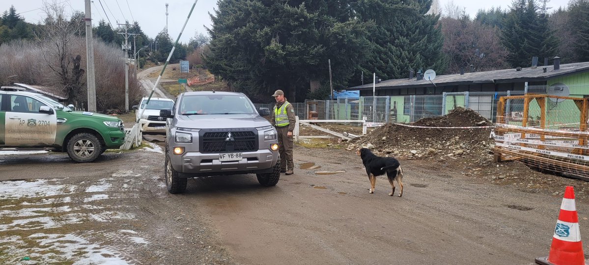 Carab_Aysen's tweet photo. Carabineros del Retén #LagoVerde (F) durante el sistema frontal verifica estado de la Ruta X-13 y caminos secundarios.
Recuerda:
✅Respeta el límite de velocidad
✅Usa cinturón de seguridad
✅Usa de cadenas, conforme condiciones de la ruta
✅Conduce a la defensiva https://t.co/Eqvbgt8gAh