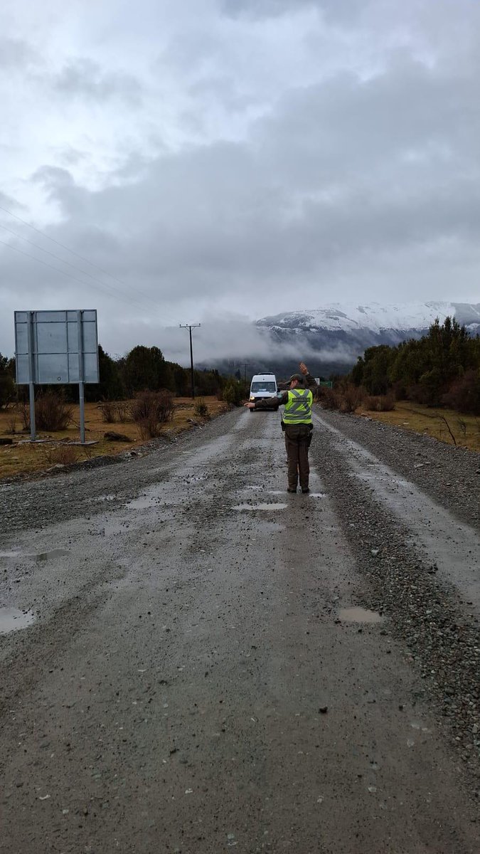 Carab_Aysen's tweet photo. Carabineros del Retén #LagoVerde (F) durante el sistema frontal verifica estado de la Ruta X-13 y caminos secundarios.
Recuerda:
✅Respeta el límite de velocidad
✅Usa cinturón de seguridad
✅Usa de cadenas, conforme condiciones de la ruta
✅Conduce a la defensiva https://t.co/Eqvbgt8gAh