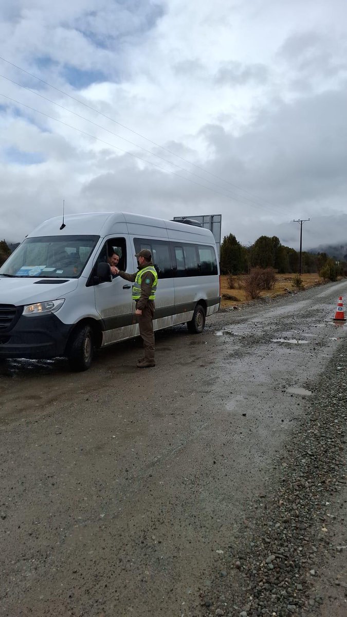Carab_Aysen's tweet photo. Carabineros del Retén #LagoVerde (F) durante el sistema frontal verifica estado de la Ruta X-13 y caminos secundarios.
Recuerda:
✅Respeta el límite de velocidad
✅Usa cinturón de seguridad
✅Usa de cadenas, conforme condiciones de la ruta
✅Conduce a la defensiva https://t.co/Eqvbgt8gAh
