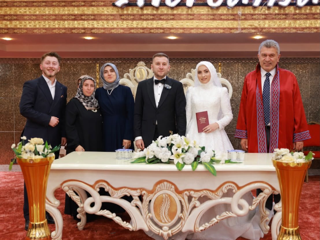 bulancakbel's tweet photo. Belediye Başkanımız Necmi Sıbıç;

👰‍♀️🤵Erdem ve Topçuoğlu ailelerinin kıymetli evlatları Aslı & Lütfi Can ile,
👰‍♀️🤵Güner ve Aydın ailelerinin kıymetli evlatları Nur Nisa & Barış çiftlerinin nikâh akitlerini gerçekleştirerek en mutlu günlerinde yanlarında oldu.

Hayatlarını birleştiren kıymetli çiftlerimize ömür boyu sağlık, huzur ve mutluluk diliyor; ailelerini tebrik ediyoruz.💙