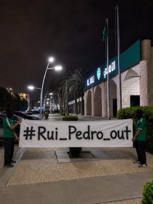 1007_ali's tweet photo. #Rui_Pedro_out 
جماهير #الاهلي تنفجر غضبًا وتهاجم روي بيدرو وتطالب ادارة بابعاده  من النادي ..
@FabrizioRomano 
@JacobsBen https://t.co/ULgAXQz2ZM