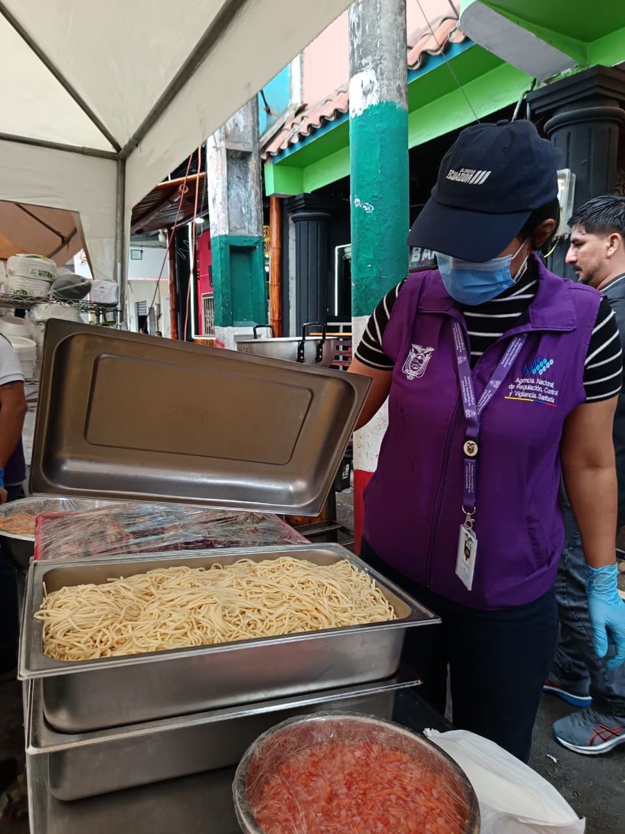 Arcsa_Ec's tweet photo. ¡Calidad total en Festival de #Naranjal! 🦀🍽️

Más de 40 stands de productos a base de cangrejo en este cantón de #Guayas son controlados por nuestros técnicos, para verificar el cumplimiento de buenas prácticas de higiene que cuiden la salud de sus visitantes.

#ArcsaControla ✅ https://t.co/ACogRwK84K