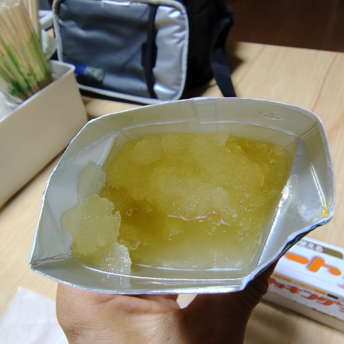 RYONX2_RETURN2's tweet photo. 〖 紙パック100％フルーツジュースシャーベット 〗
紙パック飲料を容器に移さず凍らせ、紙パックの頭と底を広げる。✂で頭を切ったら、中身をもみ押し上げながら中身を口に入れて食べる。
簡単キン冷え美味しい🙆‍♂️
カチカチの状態から冷蔵庫自然解凍6時間でやりましたが、4〜5時間がベストかな🙄？
張り付いていられるなら、凍らせながら容器を揉み様子見て、お好みの硬さで食べても良いかと☺️
500や1000mlは食べづらいから無理かも🙄💦