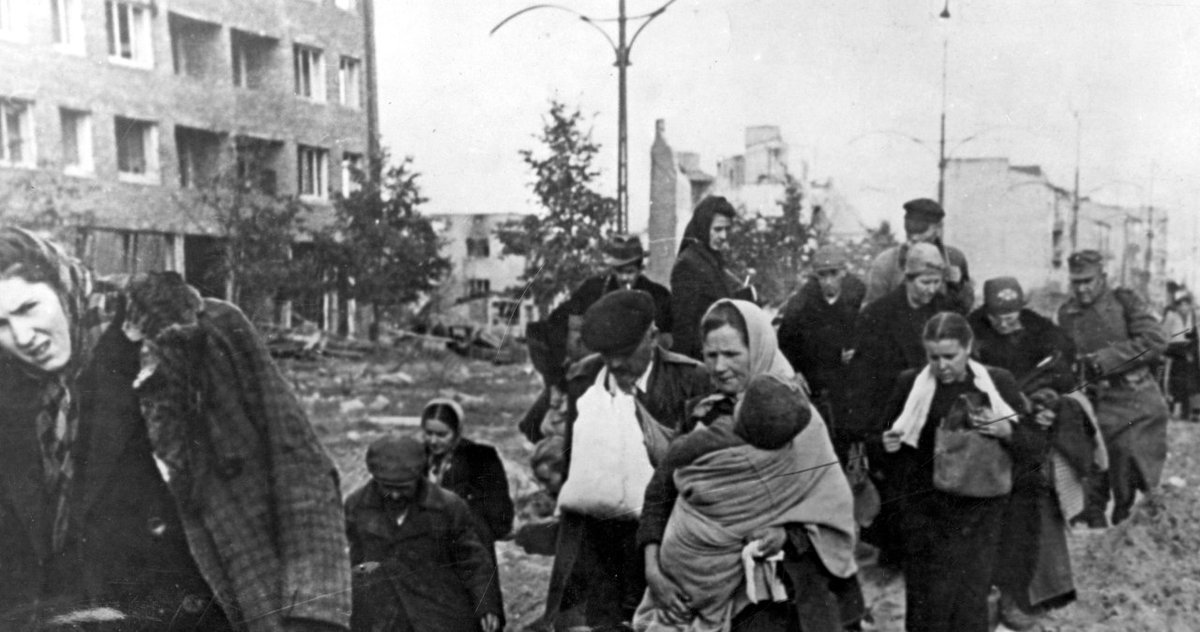 AnitaSchelde's tweet photo. OŚWIADCZENIE pani od historii ❗️❗️❗️

Kochani ze względu na SZACUNEK dla niewyobrażalnego CIERPIENIA którego doznali Mieszkańcy Warszawy z rąk różnych zwyrodnialców...ja nie będę się szarpała i wdawała w poniżające pyskówki : "Kto mordował ? A może to ruski ? A może to kałmuk ?".
Ja publikuję zeznania Ofiar, złożone w momencie kiedy Powstanie jeszcze dogorywało. I nie OŚMIELĘ się z Nimi polemizować. Koniec kropka.

PROTOKÓŁ nr 57
Świadek, Pan Henryk Haboszewski, zamieszkały w Warszawie przy ul. Elekcyjnej 8
Zeznanie złożone dnia 19 IX 1944 r. :
„Mieszkałem na Woli przy ul. Elekcyjnej nr 8, Dnia 5. VIII
o godz. 10 rano wpadł oddział SS i Ukraińców. Wypędzono nas z piwnic i pognano pod park Sobieskiego na Ulrychowie; do przechodzących strzelano; żonę zabito na miejscu, dziecko nasze ranne
wołało matkę; wkrótce podszedł Ukrainiec i zabił moje dwuletnie dziecko jak psa, następnie razem z Niemcami zbliżył się do mnie, stanął mi na piersiach, patrząc, czy żyję. Udawałem trupa, bojąc się, by mnie nie zabito - nie otwierałem oczu. Jeden z oprawców zabiera mi zegarek, słyszę, że repetuje broń - myślałem, że dobije; poszli jednak dalej, biorąc mnie za nieżywego. Tak od godz. 10 rano do godz. 9 wieczorem leżałem udając zabitego i przeżywając te okropności. Widziałem w tym czasie, jak przyprowadzono dalsze partie mieszkańców i rozstrzeliwano w pobliżu mnie. Tworzył się zwał niezliczonych trupów. Tych, co jeszcze dawali oznaki życia - dobijano. Zostałem przywalony jakimiś ciałami, tak że się prawie dusiłem. Egzekucje trwały do godz. 5 po południu. Liczby ofiar nie mogę dokładnie podać,
ale tych, wśród których leżałem, obliczam na 3.000. W kościele spotkałem mego kolegę, który przeżył to samo co ja - również stracił ośmioletniego syna; dziecko otrzymawszy ranę, wołając, skonało. Dotychczas jestem w szpitalu, obraz Śmierci wciąż mając przed oczami”.
#PowstanieWarszawskie #Warszawa1944 #NiemieckieZbrodnie #UkraińskieZbrodnie #RosyjskieZbrodnie #KozackieZbrodnie #KałmuckieZbrodnie

W mojej Pracy u Podstaw, zawsze (z wiadomych powodów) RYGORYSTYCZNIE trzymam się materiałów źródłowych. Nie ma na świecie osoby która mogłaby coś mi zarzucić w tej kwestii !
Gorąco zachęcam wszystkich Polaków do korzystania z zajęć w naszej Szkole i wspierania mojej zbożnej pracy.
https://t.co/uYX0ELCMFj