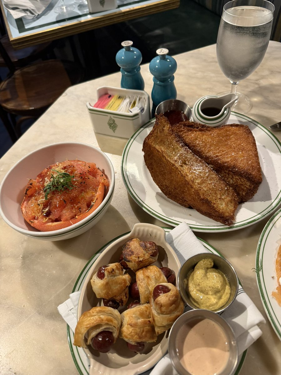 KathalynDo's tweet photo. Girl brunch 🤍 Literally the best French toast I’ve ever had omg https://t.co/3apTuLiqra