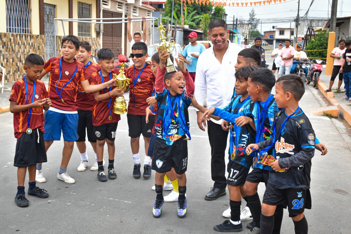 juank7102's tweet photo. 🧡 El concejal rural Juan Carlos Holguín participó en la Fiesta Naranja de La Esperanza, compartiendo con las familias y entregando refrigerios a los niños. "Primero Milagro, primero los niños", destacó. 👦👧🎉 #Milagro https://t.co/JmtM6Tils3