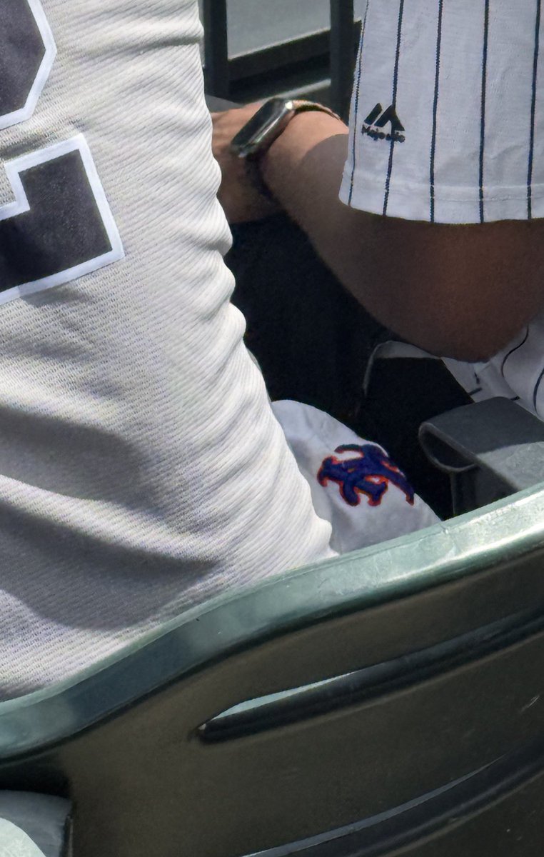 momof2boys99's tweet photo. It should be a crime to sit at Citifield wearing a Yankees Jersey and NY Mets hat ๐คฆ๐ปโโ๏ธ #LGM #NYMets https://t.co/pPuz7fuJbg