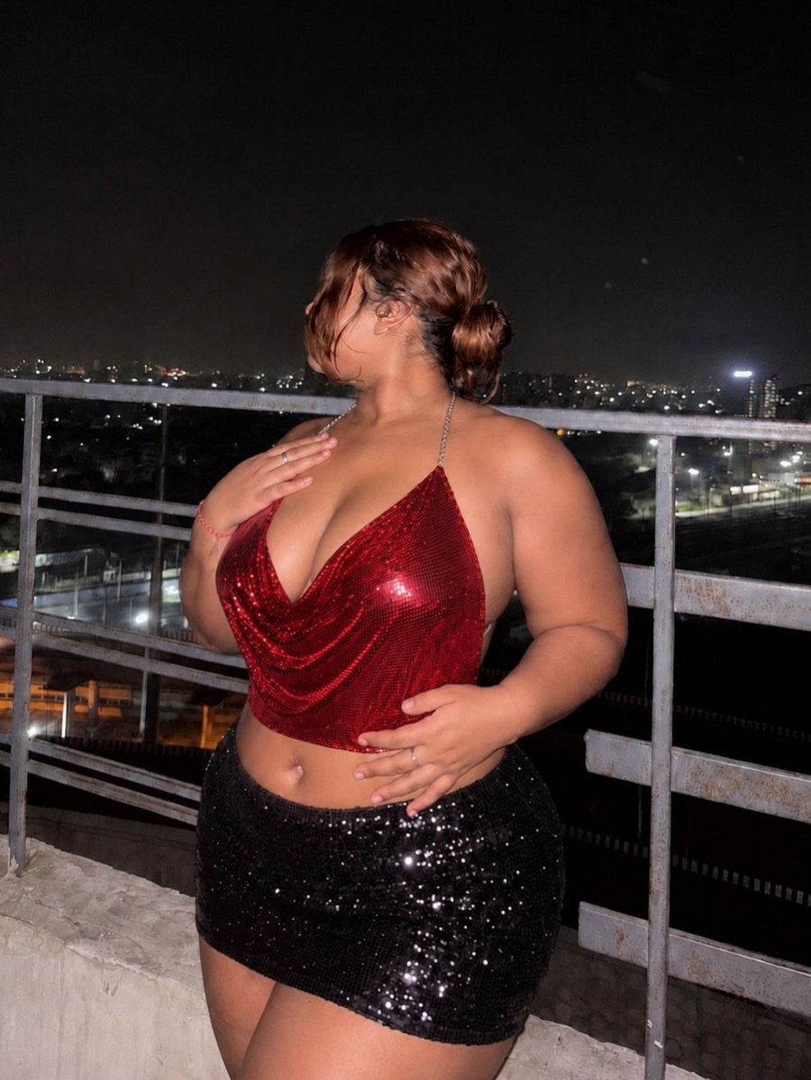 uhqbombshell's tweet photo. Define thick https://t.co/2QBcPA7NKY