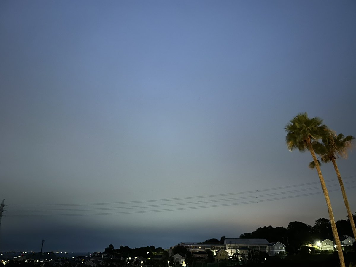 mits_i's tweet photo. This is what the sky looked like before sunrise this morning. Unfortunately, it is overcast, so it is still dark all around. 😅 https://t.co/hTB1szzvw9