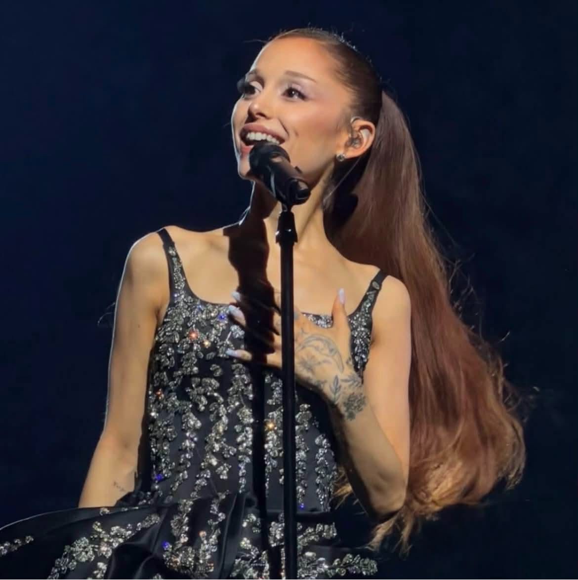 chartsariana's tweet photo. RT AND REPLY

WE LOVE YOU ARIANA
ALWAYS WITH ARIANA https://t.co/Yr8Re9Uc4a