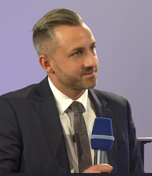 ClausTahler's tweet photo. AfDler kriegen Ständer, wenn sie den hochgebildeten Robert Habeck (Studium in FR, Roskilde, Abschluss in HH - Promotion in HH) als Kinderbuchautor bezeichnen.

AfDler kriegen kompletten Meltdown, wenn man Raumduftverkäufer Siegmund nach Uni und Titel der Bachelorarbeit fragt. https://t.co/jy5cxUO1il