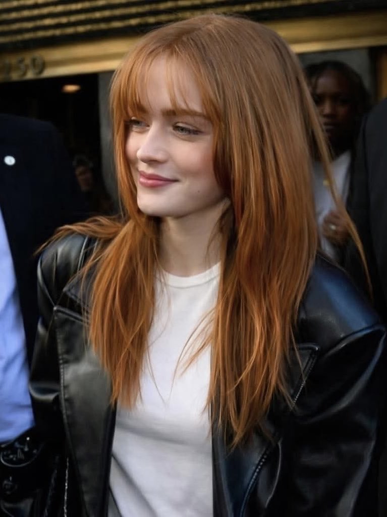 aliceaesthe's tweet photo. Sadie Sink the spotlight effortlessly. 🖤📸🔥 https://t.co/Wwg4GYrhh9