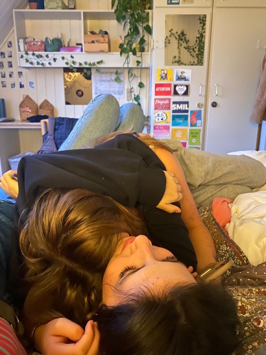 lushkisses3's tweet photo. cuddles <3 ~ #wlw https://t.co/TOVFfRWnA8