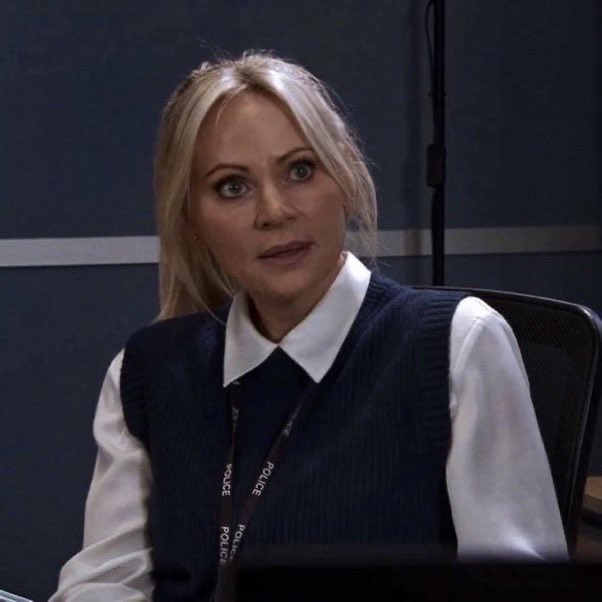 Swarla_Daily's tweet photo. Lisa:"I don't know do I look like a computer Geek"

Me:"No you are not but you are hot as fuck"🔥

#Swarla #Corrie https://t.co/3H02BOAevj