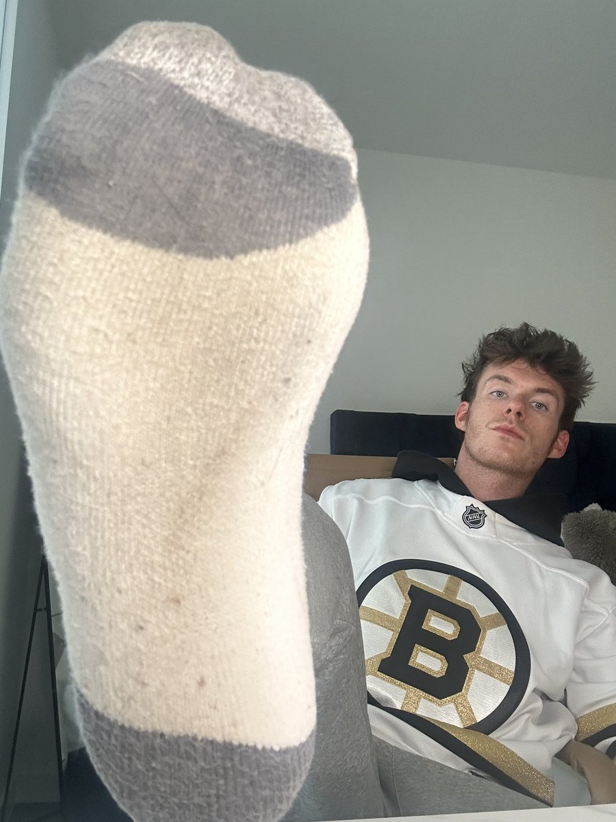 footking_backup's tweet photo. Sniff my sock and say thank you https://t.co/3GG151leHU