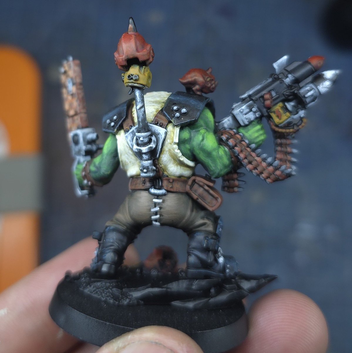Farbencio's tweet photo. Sigo trabajando en Armageddon...el Painboy es de mis favoritos! A ver si puedo meterles caña...que hay minis preciosas. Os gusta? Espero que si 💙🧡🫶 #warhammercommunity #armageddon #orks #warhammer40k #twitch #stream https://t.co/rpJRY4DV8m