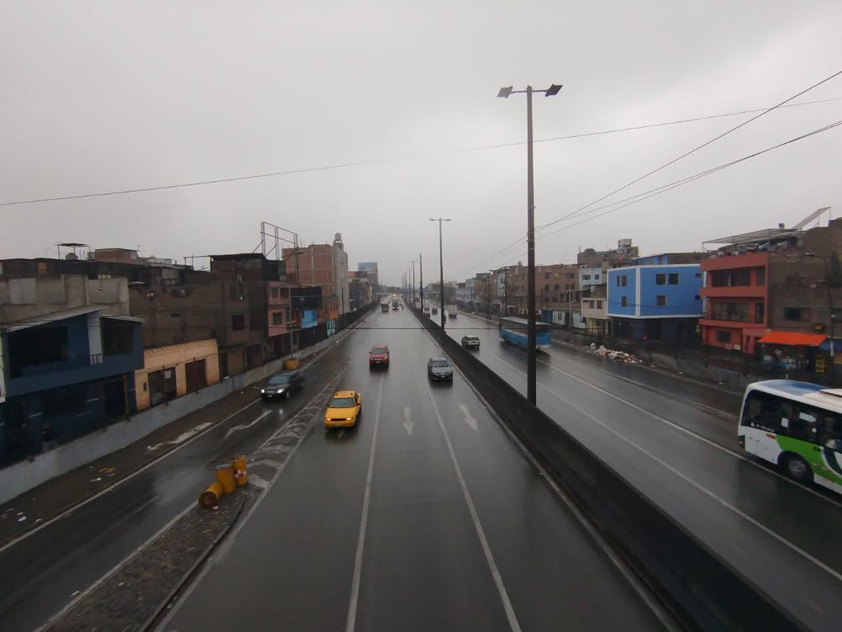 Senamhiperu's tweet photo. #Infórmate Continúan  lloviznas en diversos distritos de Lima Metropolitana. Se prevé que continúen de manera intermitente en las próximas horas, principalmente en los distritos del sur de la capital. https://t.co/qnGZy9Vs2N