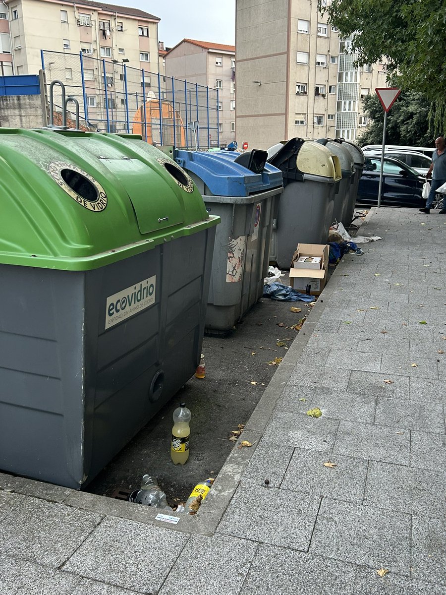 sfcjom1's tweet photo. @gmpsantander Vergüenza de limpieza c/ Madre Soledad 28 https://t.co/nenmQqCbCU