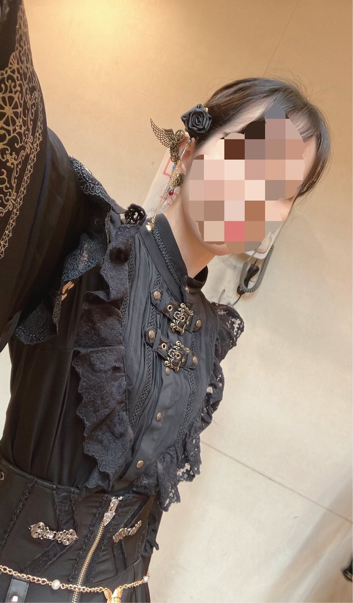 nanami_Jiro's tweet photo. うみねこ衣装！
両手にしれっと蝶が止まってました✌️(写真は試着時なので片手に集約) https://t.co/7CMRKqe7iK