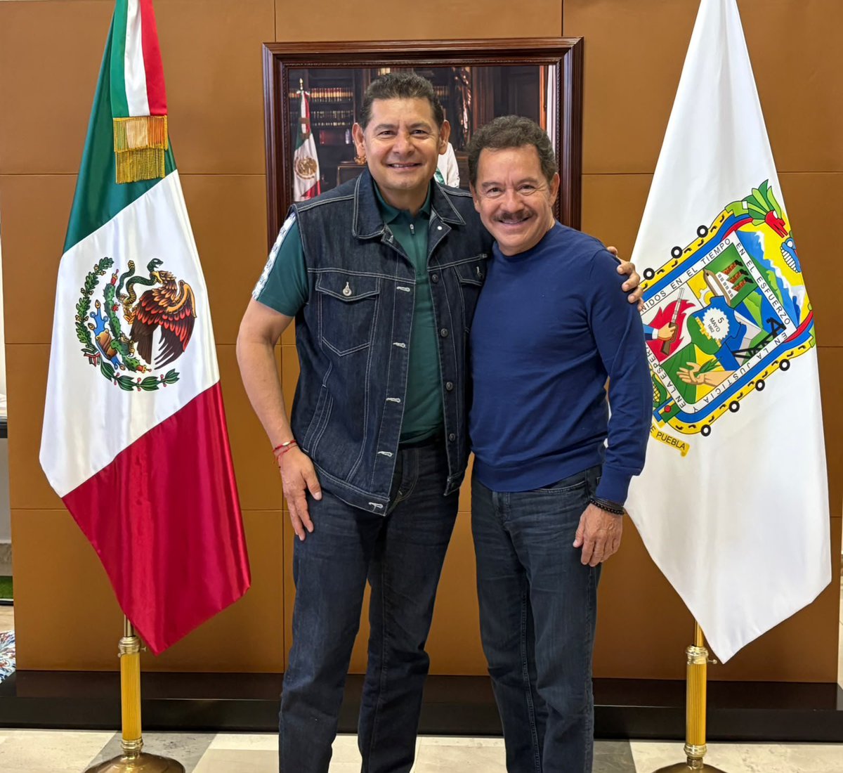 NachoMierV's tweet photo. Esta mañana me reuní con Alejandro Armenta Mier (@armentapuebla_ ), Gobernador del maravilloso estado de Puebla; platicamos del pasado, presente y futuro de nuestra potente entidad. 

Hoy confirmamos nuestra convicción y alianza para avanzar cada día más en el bienestar y prosperidad de las familias poblanas.

Unidos la tarea es mejor y se complica menos.