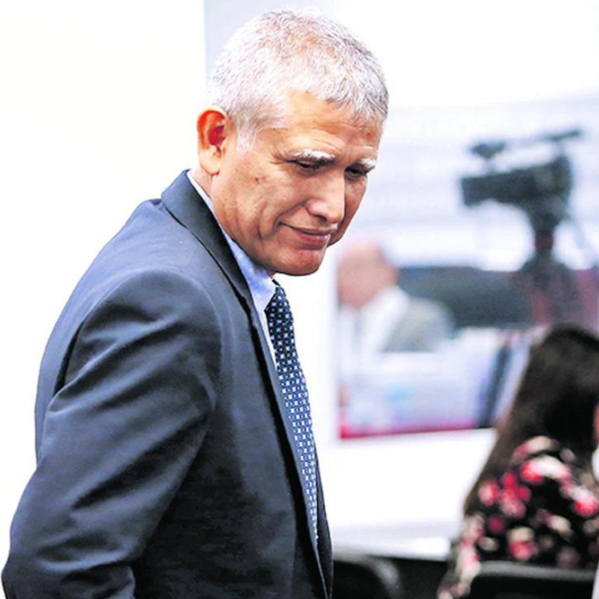 NinaSunqu's tweet photo. 🔴 VICENTE ÁLVAREZ: ¿Este será el mensaje del nuevo MinInter?

Crece el trascendido de que el Gral. PNP Vicente Álvarez será nombrado viceministro de Orden Interno del @MininterPeru . De concretarse, el Gobierno de Keiko Fujimori marcaría su alejamiento con el respeto a los derechos humanos y la lucha contra la corrupción.

DDHH: Álvarez acaba de ser acusado para ir a juicio como una de las presuntas cabezas del denominado “Escuadrón de la Muerte”, investigación que involucra presuntas ejecuciones extrajudiciales para obtener ascensos, condecoraciones y beneficios económicos. Entre las víctimas hubo incluso civiles inocentes. Se pide para él más de 20 años de prisión.

Corrupción: Vicente Álvarez también afronta una acusación fiscal por presunto peculado en el caso del robo sistemático de combustible en la Dircote. Aquí, se ha solicitado más de ocho años de prisión.

El cargo ad portas: El viceministro de Orden Interno supervisa áreas estratégicas y altamente sensibles de la PNP: inteligencia y contrainteligencia, la conducción de la lucha contra el crimen organizado, el narcotráfico, el terrorismo, la minería y la tala ilegal, el sistema de recompensas, además de la dirección del sistema de prefectos y subprefectos.

Si se concreta esta designación, Keiko Fujimori asumirá una enorme responsabilidad política. El nombramiento inevitablemente evocará para muchos los peores capítulos del fujimontesinismo y, ahora, de Fernando Rospigliosi.