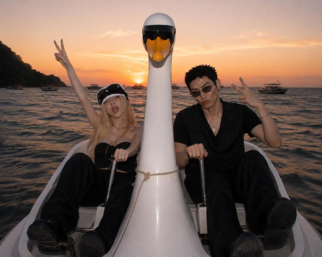 whochasemoon's tweet photo. ༻ 🦢༺

     Salimos tarde, pero los cisnes de 
     Palermo no decepcionan.
   
𝓟𝓻𝓸𝔁𝓲𝓶𝓪 𝓹𝓪𝓻𝓪𝓭𝓪   el cumpleaños de Nai 🛥

#HBDNai
#NaiEsLaIncondicional https://t.co/w3NndCEL4y