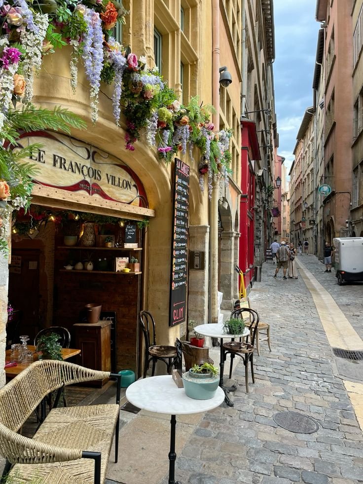 echoesofworld's tweet photo. Lyon, France https://t.co/vHnu98gqqQ