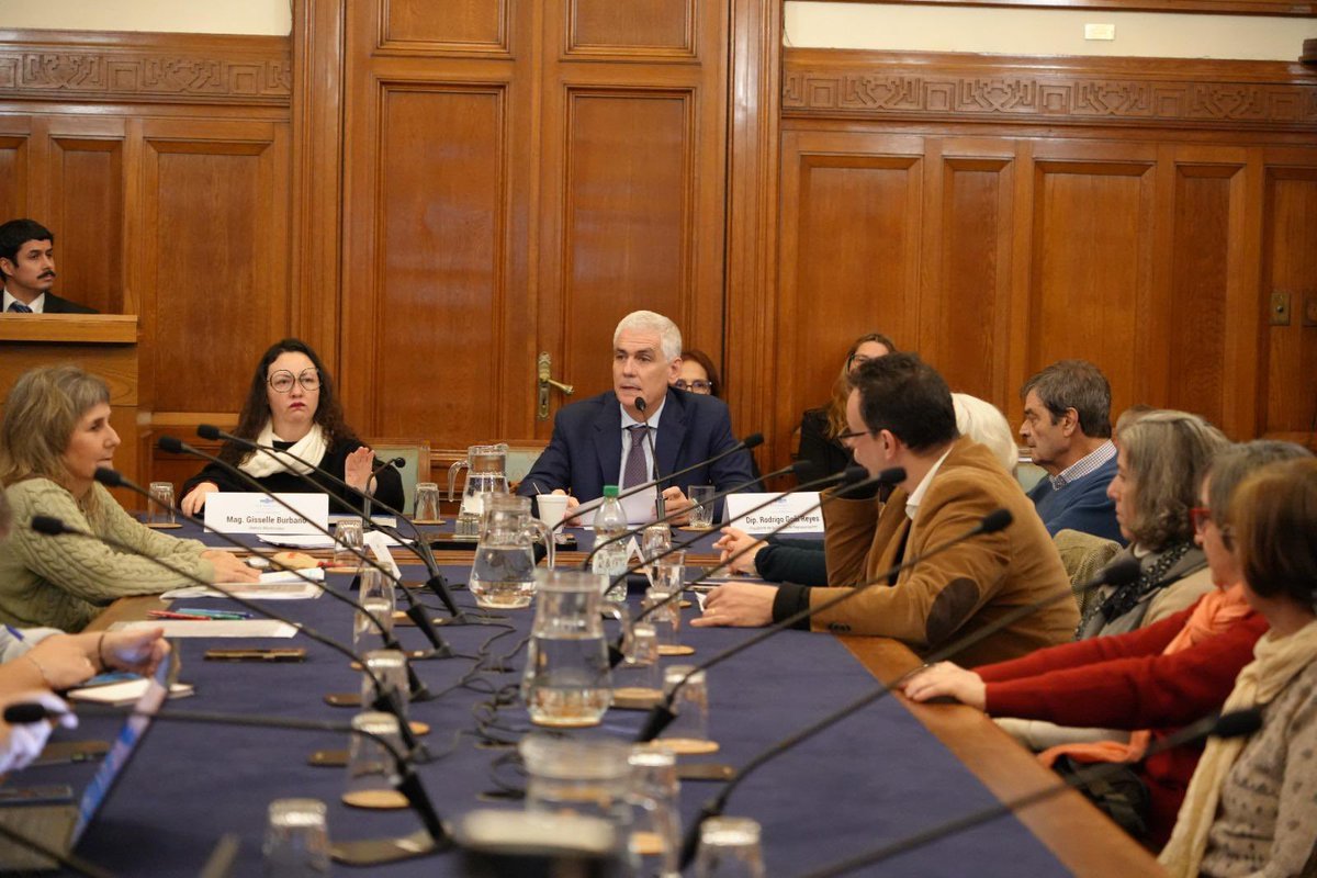 DipRodrigoGoni's tweet photo. La Comisión Nacional de Bioética del Uruguay se prepara para abordar el desafío de preservar lo humano ante los avances científicos y tecnologicos  de nuestro tiempo. https://t.co/O9Z1FfSlNP