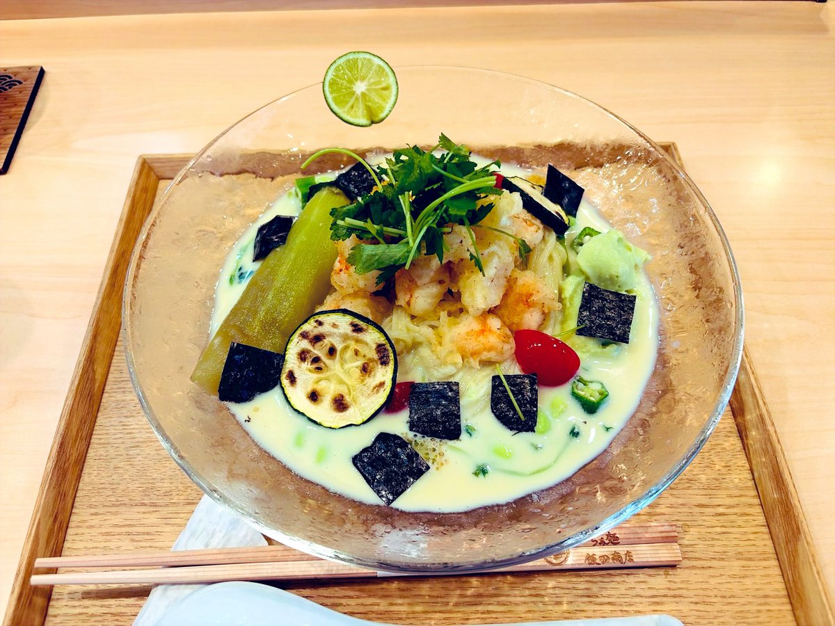 MR_llGarcons's tweet photo. 夏🏖️がく〜れば🎶食べれるヨ

冷んやり青大豆豆乳にもっちり麺
山葵のおぼろ豆腐風が風味と全体の味わいを
ビシッと〆る極め冷し🤤
俺はサクッと揚がった🦞天ぷらと
しっとり🍆が大好き😘

途中で酢橘を搾り爽やか〜な酸味を✨

飯田商店 湯河原
湯河原十二庵の青大豆豆乳と山葵と酢橘の冷し麺 https://t.co/o2cwdK5uVR