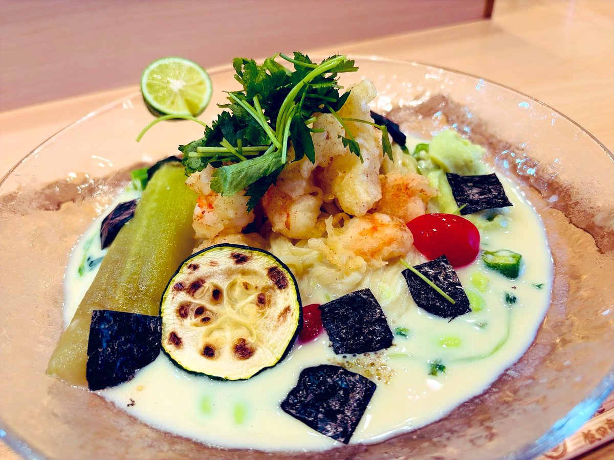 MR_llGarcons's tweet photo. 夏🏖️がく〜れば🎶食べれるヨ

冷んやり青大豆豆乳にもっちり麺
山葵のおぼろ豆腐風が風味と全体の味わいを
ビシッと〆る極め冷し🤤
俺はサクッと揚がった🦞天ぷらと
しっとり🍆が大好き😘

途中で酢橘を搾り爽やか〜な酸味を✨

飯田商店 湯河原
湯河原十二庵の青大豆豆乳と山葵と酢橘の冷し麺 https://t.co/o2cwdK5uVR