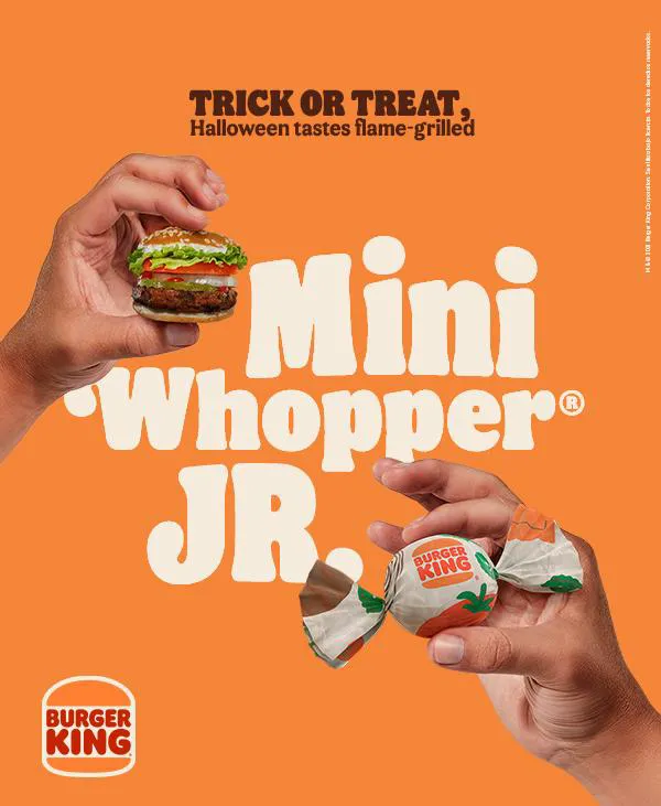 creative_i_p's tweet photo. バーガーキングは代表商品のハンバーガー「ワッパー」をキャンディサイズで発売。ハロウィーン時期のキャンディ需要に合わせた商品で、包み紙もキャンディ風の包装に。 
店舗にはポスターも掲出し、時節に合わせたプロモーションとして展開。 https://t.co/cuFnqBvxqY