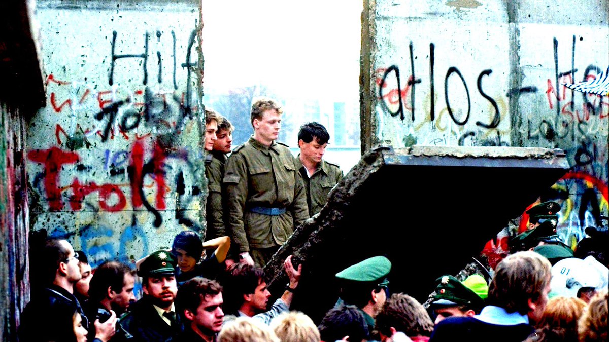 DiegoMac227's tweet photo. Aun cuando la caída del Muro de Berlín simbolizó el fracaso histórico del socialismo real y muchos interpretaron que el capitalismo había alcanzado un triunfo irreversible, la izquierda no desapareció, sino que mutó estratégicamente. Lejos de reconocer la superioridad del modelo de libre mercado en materia de innovación, generación de riqueza y bienestar material, adoptó un nuevo ropaje discursivo: ya no habla en términos de lucha de clases o colectivización, sino que se refugia en causas fragmentarias como el ambientalismo radical, las identidades de género o una retórica de justicia social que suele disfrazar políticas redistributivas ineficientes y dependientes del Estado. 

Esa constante transformación le ha permitido sobrevivir y obtener victorias electorales, no porque ofrezca soluciones reales, sino porque apela a emociones, resentimientos y promesas imposibles de sostener en el tiempo. En este sentido, la persistencia de la izquierda en las democracias modernas no refleja la solidez de sus ideas, sino su habilidad para reinventar narrativas, mientras evade rendir cuentas por los fracasos de su historial económico y político.