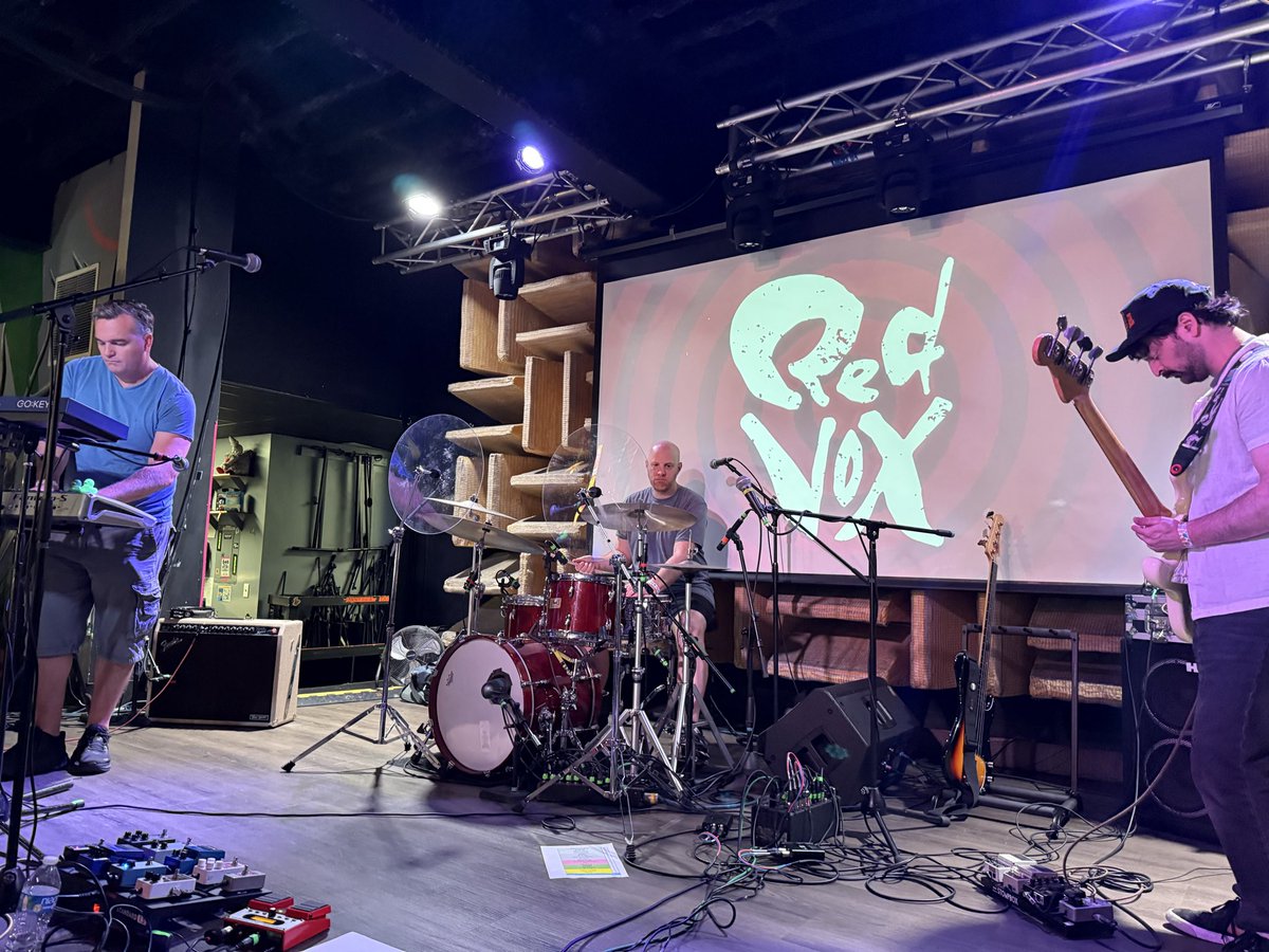 renwood_'s tweet photo. @redvoxband @VinnyVinesauce Here’s a couple from the VIP part :) https://t.co/jJDX73uIMj