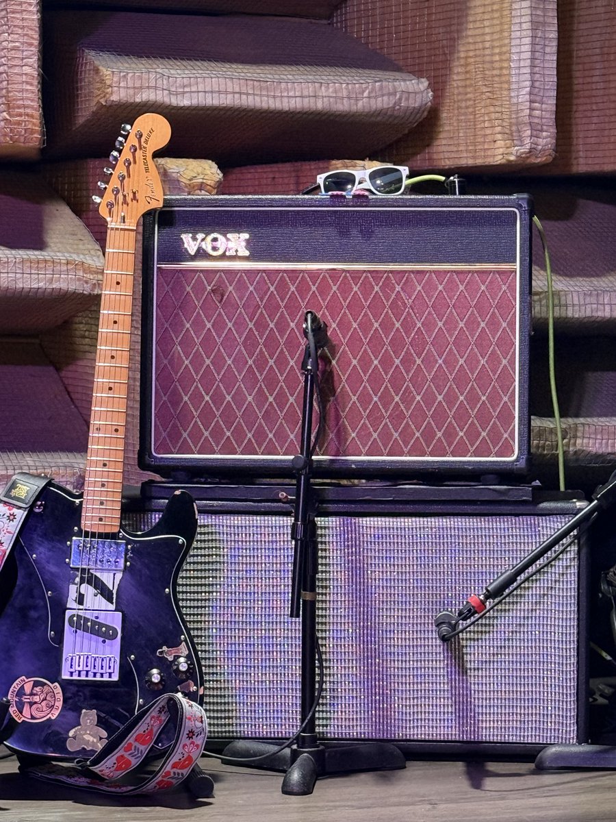renwood_'s tweet photo. @redvoxband @VinnyVinesauce Here’s a couple from the VIP part :) https://t.co/jJDX73uIMj