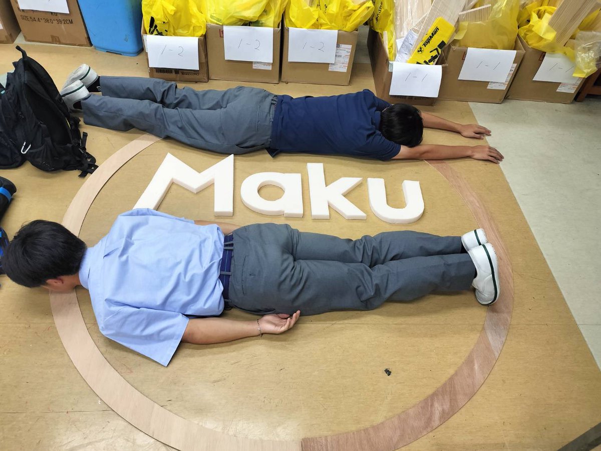 SbmkProG's tweet photo. 【壁装飾作成中…】
パーツの切り出しが完了し、塗装作業中です✌️

ノコギリでの切り出しからグラデーションまで、全て未経験の作業ですが好調です💪

Project G広報です
企画紹介や作業風景を投稿しているので、ぜひフォローお願いします！

#槐祭 #渋幕 #projectG https://t.co/H4ZAUEqM7n