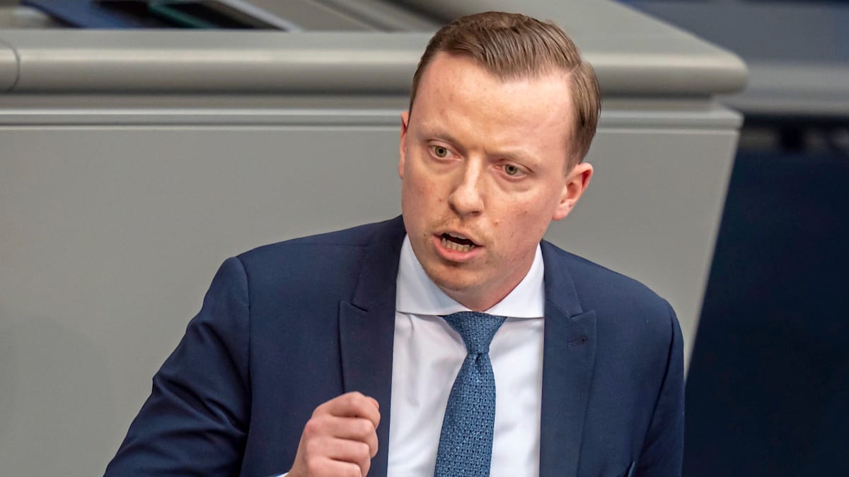 welt's tweet photo. „Als EU lassen wir uns nicht spalten“ – Ahmetovic stellt sich in der Ceuta-Krise hinter Spanien https://t.co/CK8q6bmyDe https://t.co/mFfTOBy7vE