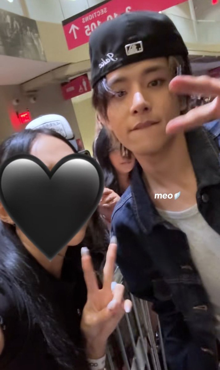 yuniyoiz's tweet photo. HOLD ME THE FUCK BACK https://t.co/8sr3XOXHM7