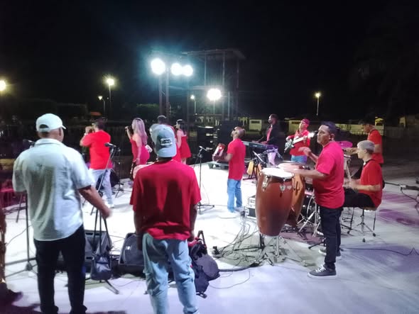 BCuartero's tweet photo. Fin de semana en #Cienfuegos Verano con mi gente en Plaza de Actos #CubaEsCultura 
@SolMayelin @Armandocv781123 @YolexiRdguez  @yulls_yusimi @CubanaLidice @YaquedeCuba @agnes_becerra @JosCarlosZarag4 @alfonso_noya @PerlavisionTV https://t.co/XQHcEsSbFw